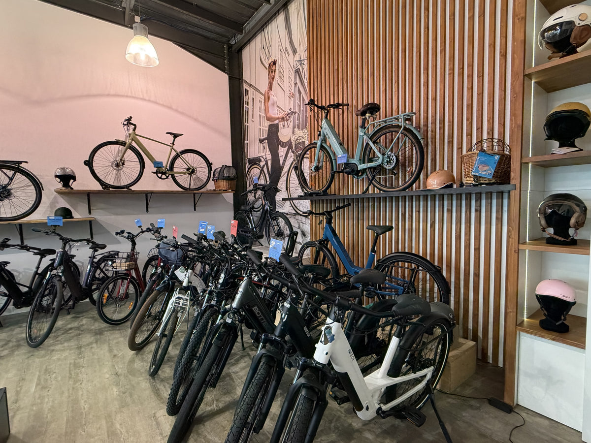 Magasin E-Bike Caen à Biéville-Beuville : vélos électriques et casques exposés