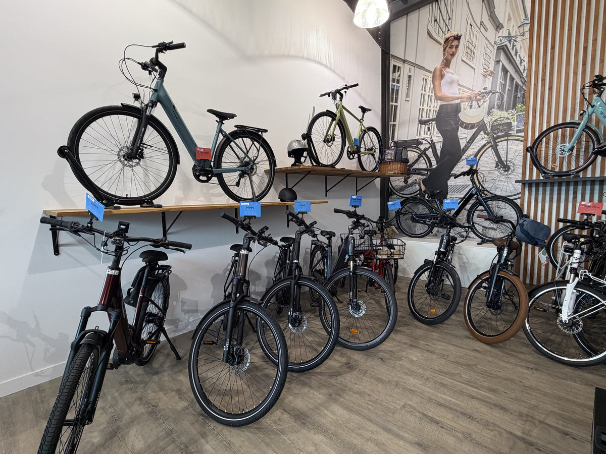 Exposition de vélos électriques au magasin E-Bike Caen