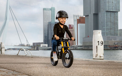 Enfant sur la draisienne Berg Biky Cross Gris