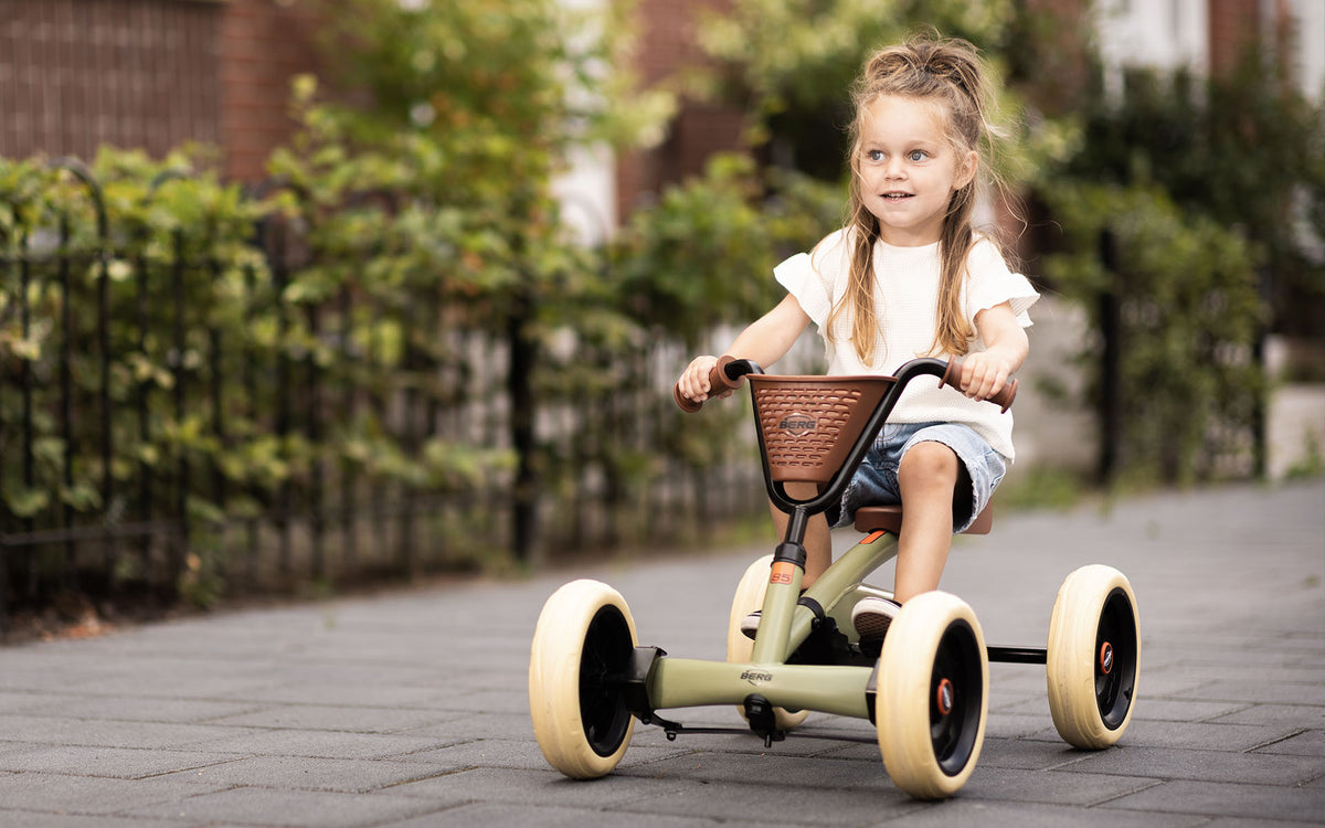 Enfant sur le kart à pédales Berg Buzzy Retro Vert