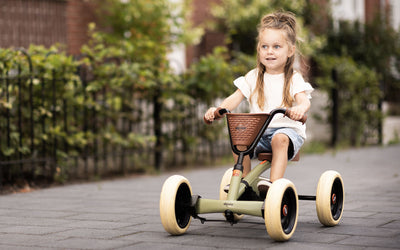 Enfant sur le kart à pédales Berg Buzzy Retro Vert