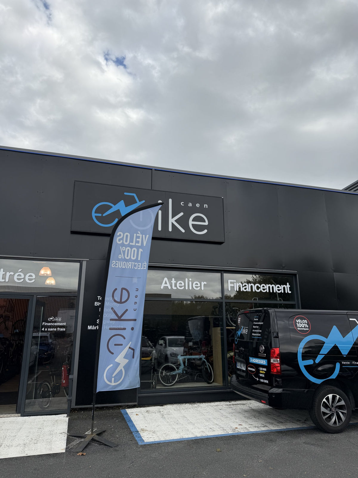 Façade du magasin E-Bike Caen à Biéville-Beuville, entrée de l'atelier