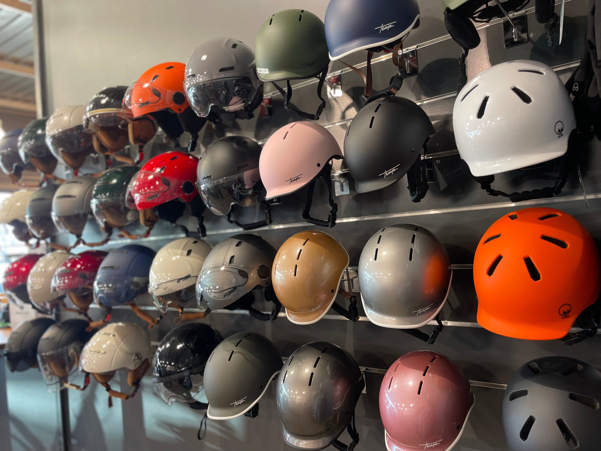 Mur de casques Mârkö dans le magasin E-Bike Caen